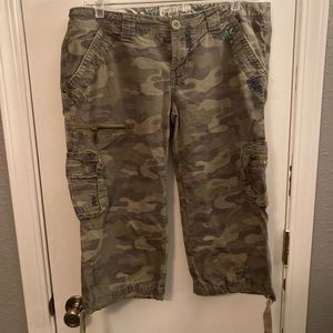 Old Navy camo capri size 8